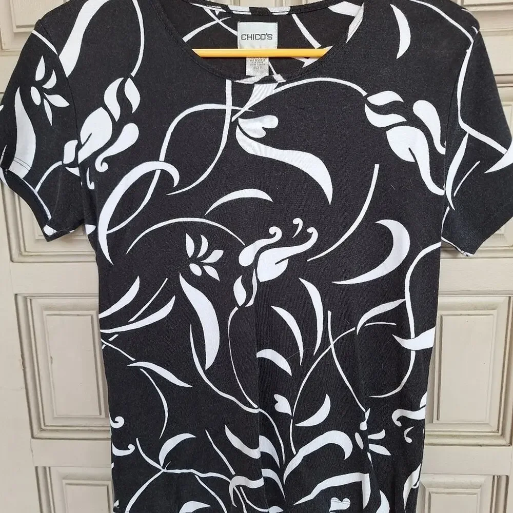 Chico's Tee Sz0  Short Sleeve blk/Wht Floral Round Neck Good Shape Machine Wash